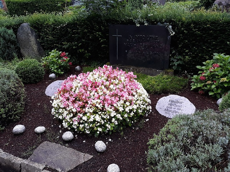 Grabbepflanzung im Sommer Grabbepflanzung