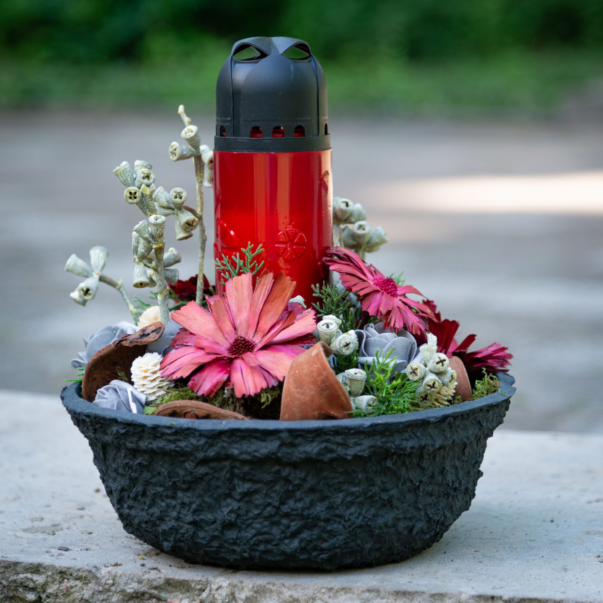 Grabschale Mit Kunstlichen Blumen