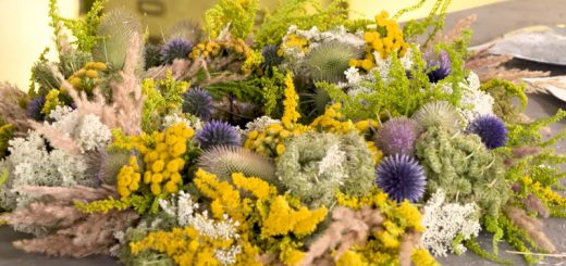 Blumenkranz mit einem Strohrömer als Unterlage