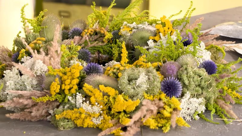 Blumenkranz mit einem Strohrömer als Unterlage